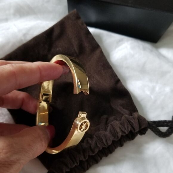 MICHAEL KORS GOLD COLOR BRACELET WITH LOGO PLAQUE WITH ORIGINAL BOX - Picture 14 of 16